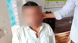 ‘উত্ত্যক্তে বাধা দেওয়ায়’ শিক্ষককে ‘পেটাল’ প্রাক্তন শিক্ষার্থীরা