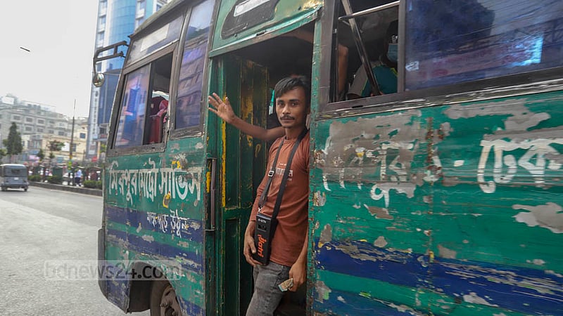 পরীক্ষা-নিরীক্ষা শেষে রোববার থেকে মিরপুরের ৩০টি কোম্পানির বাসে চালু হয়েছে ই-টিকেট। মিরপুর-১ থেকে আজিমপুরগামী একটি বাসের কন্ডাক্টরের গলায় দেখা গেল ই-টিকেটের মেশিন। ছবি: আসিফ মাহমুদ অভি