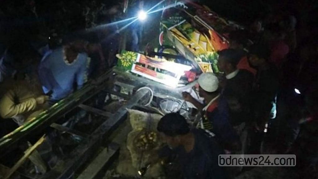 অরক্ষিত ক্রসিং এ ভটভটি, অল্পের জন্য রক্ষা