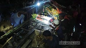 অরক্ষিত ক্রসিং এ ভটভটি, অল্পের জন্য রক্ষা
