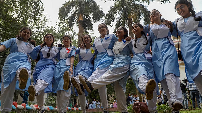 এসএসসির ফল প্রকাশের পর সোমবার ভিকারুননিসা নূন স্কুল ও কলেজে আনন্দে মাতে শিক্ষার্থীরা।