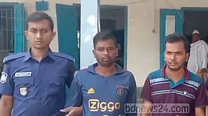 বরিশালে মাকে মারধর করা সেই দুই ছেলে গ্রেপ্তার