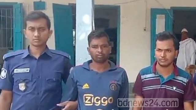 বরিশালে মাকে মারধর করা সেই দুই ছেলে গ্রেপ্তার