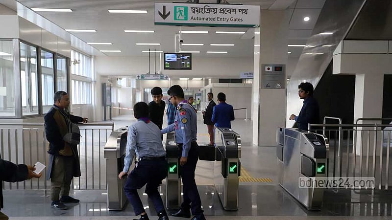 ঢাকার আগারগাঁও মেট্রো স্টেশনে বৃহস্পতিবার সকালে টিকেট স্ক্যান করে স্টেশনে প্রবেশ করতে এক যাত্রীকে সাহায্য করছেন স্কাউট সদস্যরা।