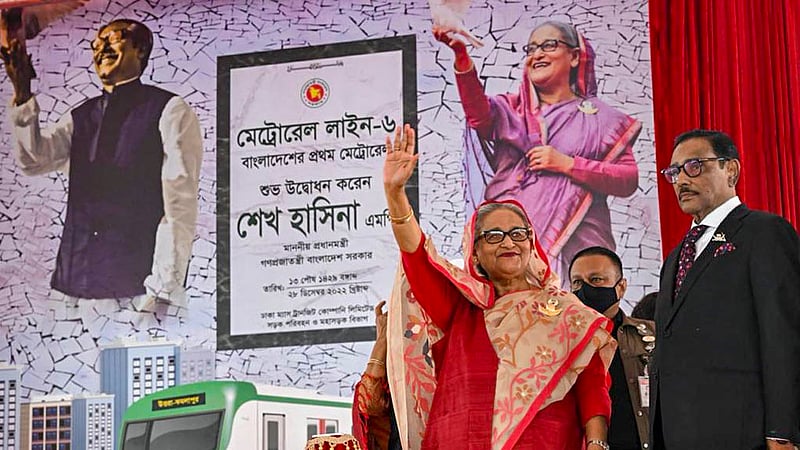 উত্তরার দিয়াবাড়ি স্টেশন প্রান্ত থেকে বুধবার দেশের প্রথম মেট্রোরেল উদ্বোধন করেন প্রধানমন্ত্রী শেখ হাসিনা।