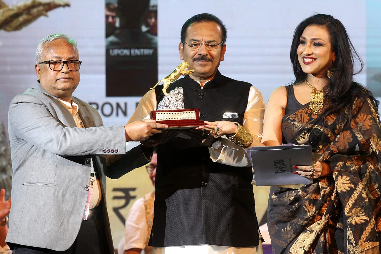 ‘কুড়া পক্ষীর শূন্যে উড়া’ কলকাতায় যৌথভাবে সেরা