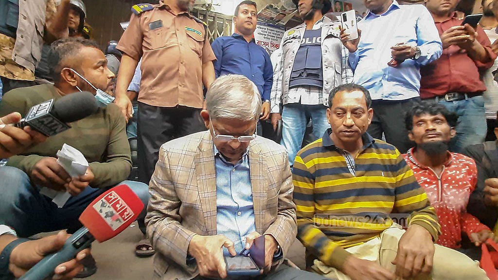 রিজভী, এ্যানীসহ বহু আটক, বিএনপি কার্যালয় ঘিরে পুলিশ