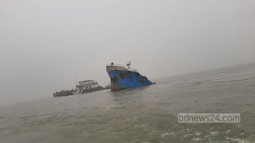 মেঘনায় তেলের জাহাজ ডুবি: কুয়াশা-স্রোতে উদ্ধারে ধীরগতি