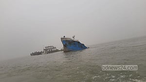 মেঘনায় তেলের জাহাজ ডুবি: কুয়াশা-স্রোতে উদ্ধারে ধীরগতি