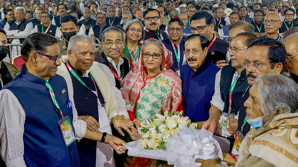 পরিবর্তনে গেলেন না শেখ হাসিনা, কমিটি অপরিবর্তিতই