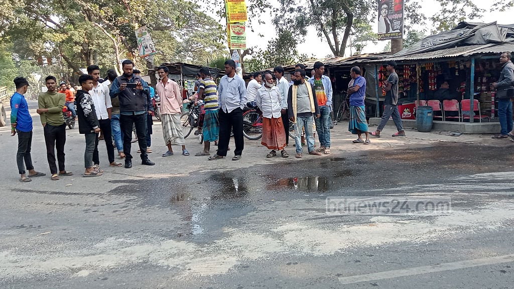 জয়পুরহাটে ট্রাকের ধাক্কায় গেল গ্রাম পুলিশের প্রাণ