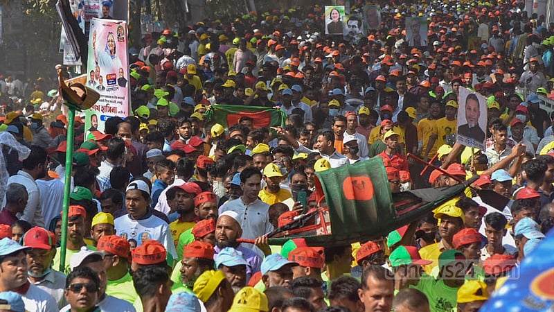 চট্টগ্রামের পলোগ্রাউন্ড মাঠে রোববার শেখ হাসিনার জনসভায় যোগ দিতে আওয়ামী লীগ নেতাকর্মীদের ঢল।&amp;nbsp;ছবি: সুমন বাবু