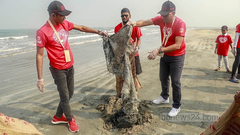 সেন্ট মার্টিনের সমুদ্র সৈকত শুক্রবার পরিচ্ছন্নতা অভিযানে অংশ নেন ঢাকা থেকে আসা স্বেচ্ছাসেবীরা।