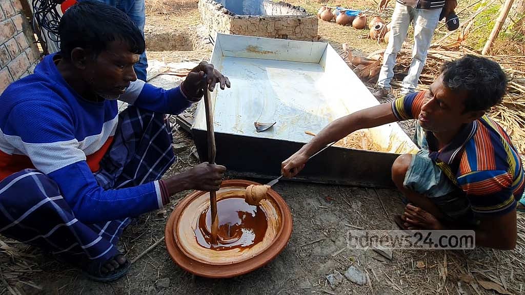 ফরিদপুরে খেজুর গুড় তৈরিতে ব্যস্ত গাছিরা