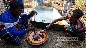 ফরিদপুরে খেজুর গুড় তৈরিতে ব্যস্ত গাছিরা