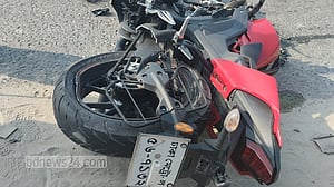 ট্রাককে পাশ কাটাতে গিয়ে বাসের সঙ্গে সংঘর্ষে নিহত