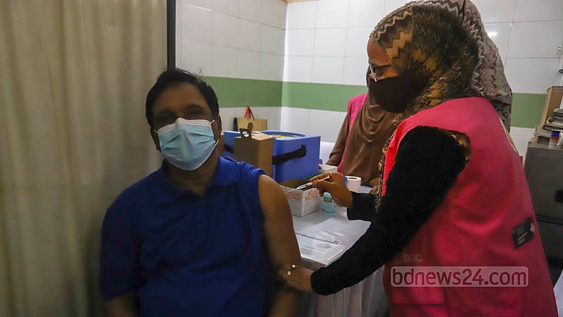 ঢাকার সরকারি কর্মচারী হাসপাতালে মঙ্গলবার একজনকে কোভিড টিকার চতুর্থ ডোজ দেওয়া হচ্ছে। ছবি: আসিফ মাহমুদ অভি