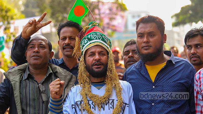 ঢাকার গোলাপবাগ মাঠে শনিবার বিএনপির সমাবেশে যোগ দিতে আসা এক কর্মী। ছবি: মাহমুদ জামান অভি
