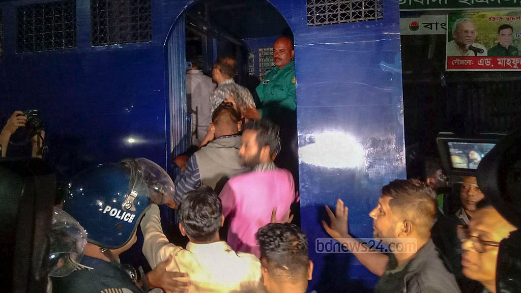 বিএনপি অফিস থেকে প্রিজন ভ্যানের মিছিল