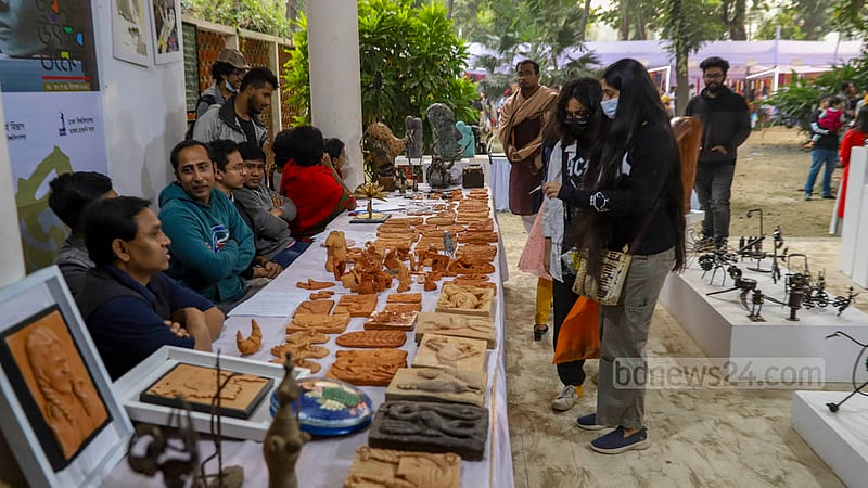 জয়নুল উৎসবে বিভিন্ন শিল্পকর্মের পসরা সাজিয়ে বসেছেন চারুকলার শিক্ষার্থীরা।ছবি: মাহমুদ জামান অভি