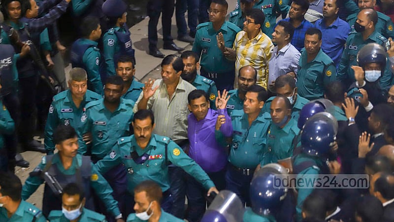 নয়া পল্টনে পুলিশের সঙ্গে সংঘর্ষের ঘটনায় গ্রেপ্তার বিএনপি নেতাকর্মীদের বৃহস্পতিবার সন্ধ্যায় আদালতে তোলা হয়।&amp;nbsp;ছবি: মাহমুদ জামান অভি