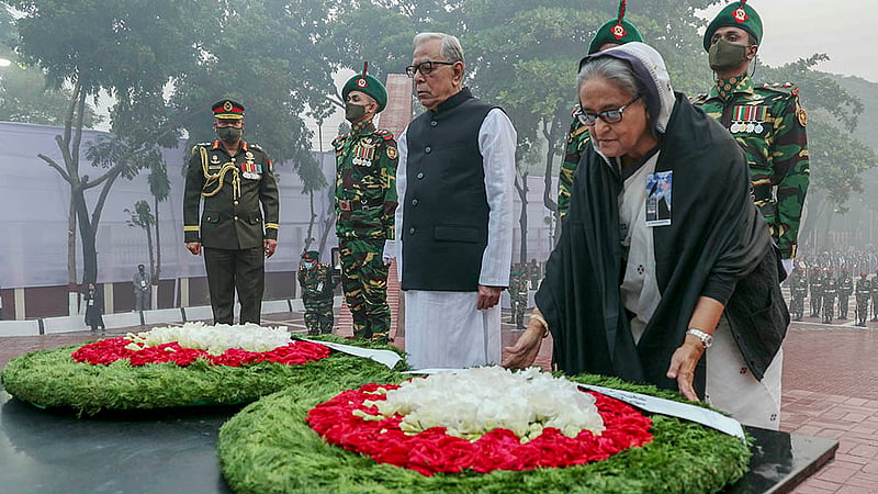 শহীদ বুদ্ধিজীবী দিবসে বুধবার সকালে মিরপুরে শহীদ বুদ্ধিজীবী স্মৃতিসৌধে প্রধানমন্ত্রী শেখ হাসিনা শ্রদ্ধা নিবেদন করেন। ছবি: পিএমও