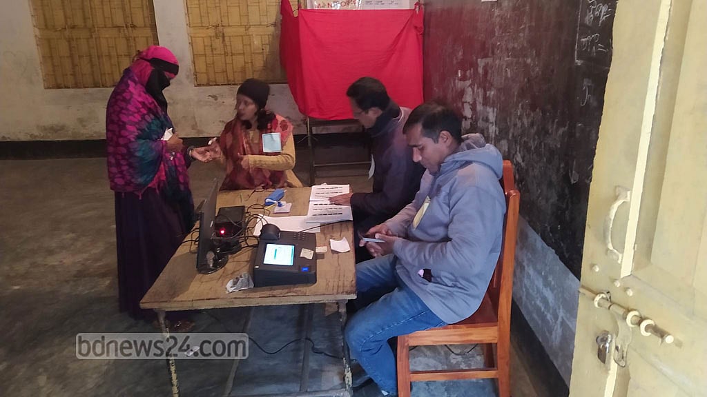 রংপুরে ৫ ঘণ্টায় প্রায় ২৫% ভোট: রিটার্নিং কর্মকর্তা