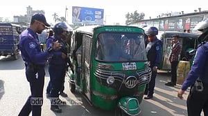 নারায়ণগঞ্জে গাড়িতে গাড়িতে তল্লাশি, রাস্তায় অতিরিক্ত ৮০০ পুলিশ