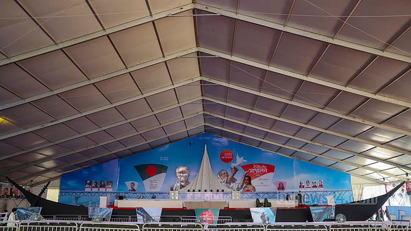 সোহরাওয়ার্দী উদ্যানে নৌকার আদলে বানানো হয়েছে আওয়ামী লীগের জাতীয় সম্মেলনের মঞ্চ।