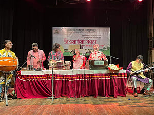 এক পরিবারের ভাওয়াইয়া গান মাতাল এক সন্ধ্যা