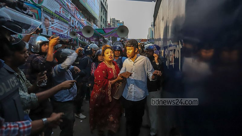 ঢাকার নয়া পল্টনে বিএনপির কার্যালয়ের সামনে বুধবার দলটির কর্মীদের সঙ্গে পুলিশের সংঘর্ষ বাঁধে। এরপর আটক করা হয় অনেক নেতা-কর্মীকে।ছবি: আসিফ মাহমুদ অভি