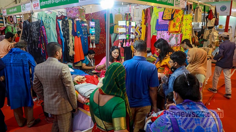 ঢাকার বঙ্গবন্ধু আন্তর্জাতিক সম্মেলন কেন্দ্রে এসএমই পণ্য মেলার শেষ দিন শনিবার কাপড়ের স্টলে ক্রেতাদের ভিড়। ছবি: মোস্তাফিজুর রহমান