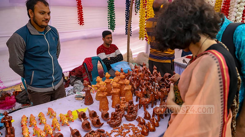 চারুকলা অনুষদ আয়োজিত জয়নুল উৎসবে দেখা মিললো&amp;nbsp; মৃৎশিল্পের জিনিসপত্র।&amp;nbsp;ছবি: মাহমুদ জামান অভি