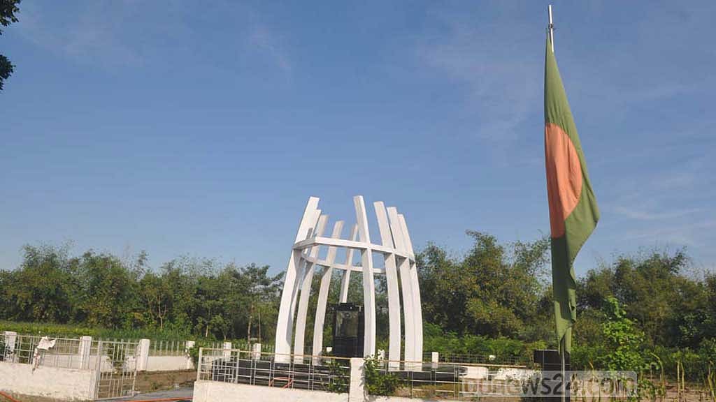 বদরগঞ্জে শহীদ কাদির স্মৃতিসৌধ, সড়ক না থাকায় জনবিচ্ছিন্ন