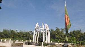 বদরগঞ্জে শহীদ কাদির স্মৃতিসৌধ, সড়ক না থাকায় জনবিচ্ছিন্ন