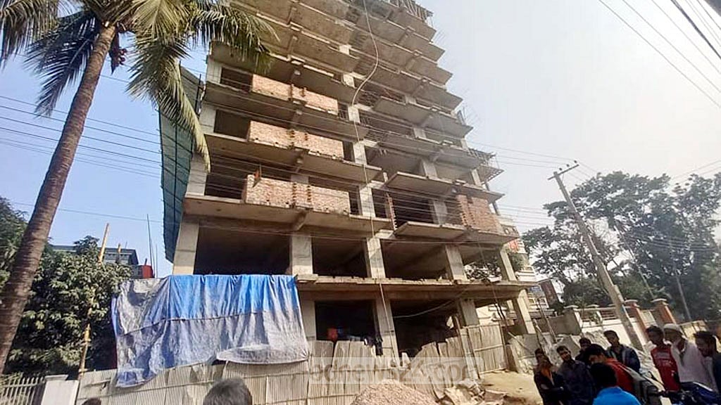কুমিল্লায় নির্মাণাধীন ভবনে মিলল নিরাপত্তাকর্মীর রক্তাক্ত লাশ