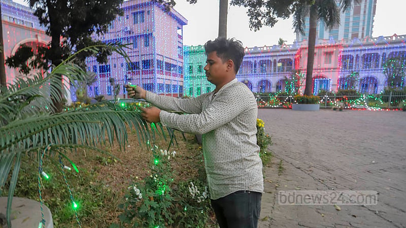 বড়দিনকে সামনে রেখে সাজসজ্জার কাজ চলছে রাজধানীর কাকরাইলে সেন্ট মেরিস ক্যাথিড্রালে। ছবি: আসিফ মাহমুদ অভি