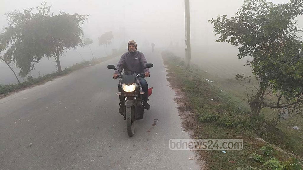 রংপুরে বৃষ্টির মতো পড়ছে কুয়াশা