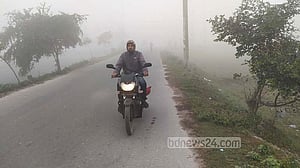 রংপুরে বৃষ্টির মতো পড়ছে কুয়াশা