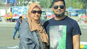 পদ্মায় গোসলে নেমে স্ত্রীর মৃত্যু, ব্যাংকার স্বামী নিখোঁজ