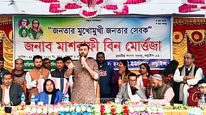 জনতার মুখোমুখি হয়ে প্রশ্নের জবাব দিলেন সংসদ সদস্য মাশরাফি