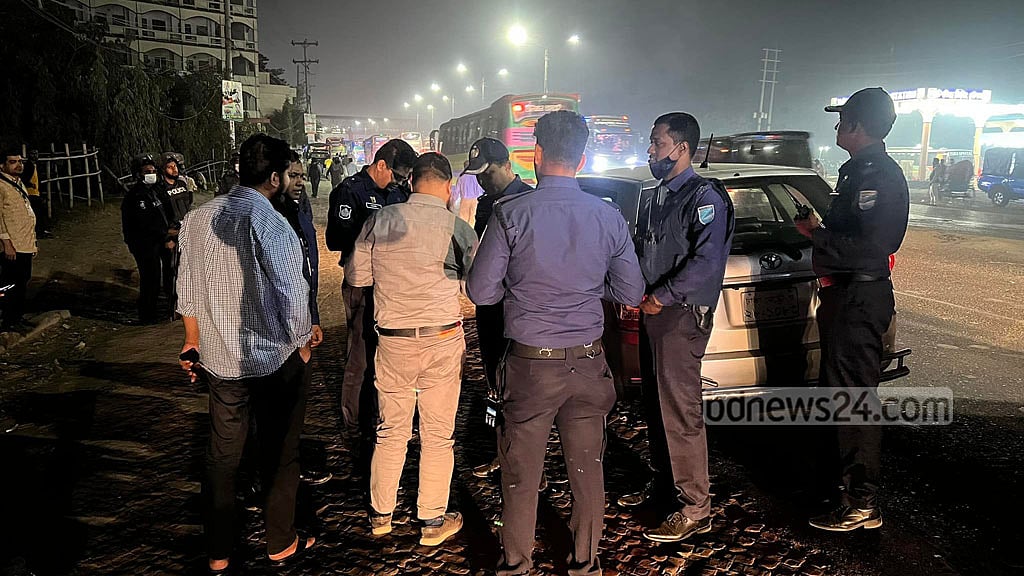 সাভারে চেকপোস্ট বসিয়ে পুলিশের তল্লাশি