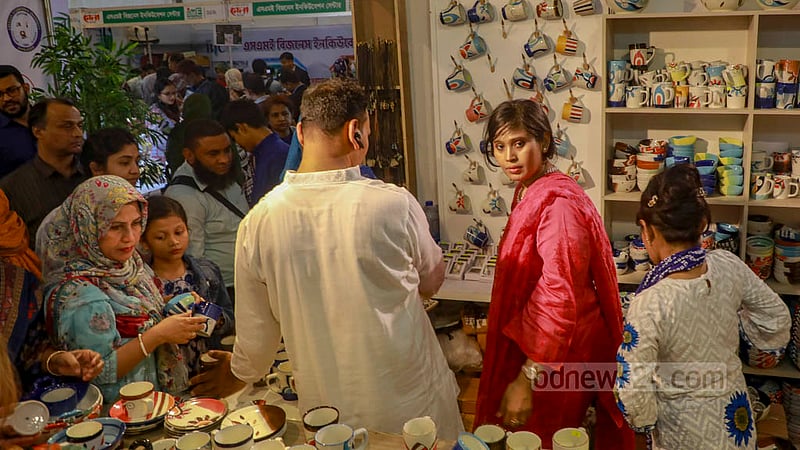 এসএমই পণ্য মেলায় সিরামিকের একটি স্টলে পণ্য দেখছেন ক্রেতা-দর্শনার্থী। শনিবার ছিল ১০ দিনের এ মেলার শেষ দিন। ছবি: মোস্তাফিজুর রহমান