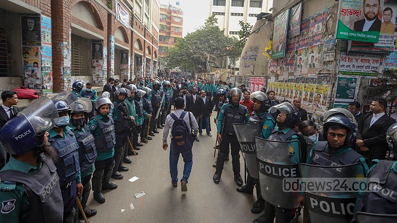 নয়া পল্টনে সংঘর্ষের ঘটনায় গ্রেপ্তার বিএনপি নেতাকর্মীদের আদালতে হাজির করাকে কেন্দ্র করে বৃহস্পতিবার ঢাকা মুখ্য মহানগর হাকিম আদালত প্রাঙ্গণে ছিল কড়া নিরাপত্তা ব্যবস্থা।&amp;nbsp;ছবি: মাহমুদ জামান অভি