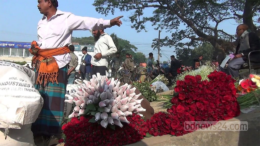 মৌসুমের শুরুতেই জমে উঠেছে গদখালীর ফুলের বাজার