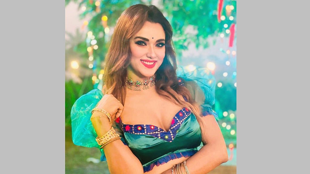 ববির আইটেম গান দেখে টাকা ফেরত চাইলেন দর্শক