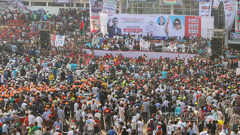 কথার লড়াই থেকে সহিংসতার পর বিএনপির ১০ ডিসেম্বরের সমাবেশ নিয়ে উত্তেজনার পারদ চড়লেও গোলযোগহীনভাবেই তা শেষ হল। ছবি: আসিফ মাহমুদ অভি