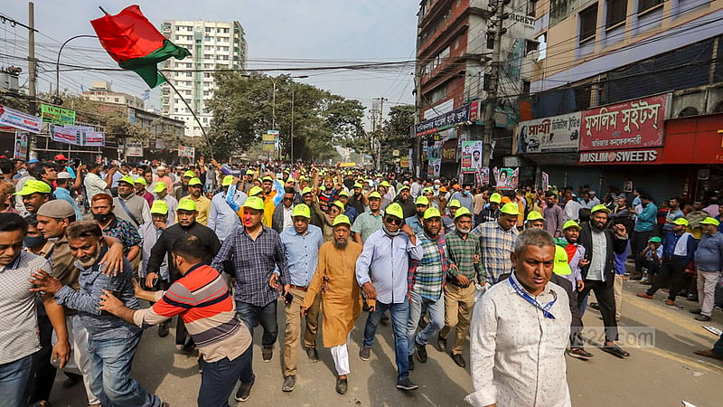 গোলাপবাগ মাঠে বিএনপির সমাবেশে যোগ দিতে শনিবার সকালে মিছিল নিয়ে আসেন দলটির নেতা-কর্মীরা।&amp;nbsp;ছবি: আসিফ মাহমুদ অভি