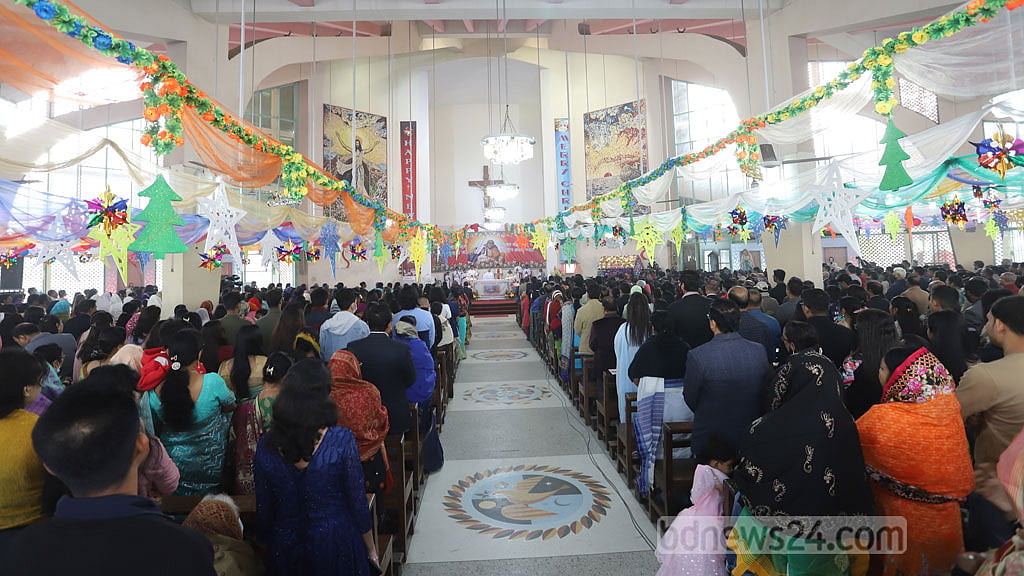 বড়দিনের প্রার্থনায় যুদ্ধ বন্ধের আর্তি