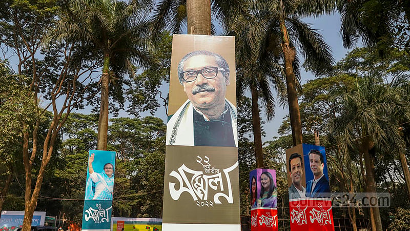 আওয়ামী লীগের জাতীয় সম্মেলন উপলক্ষে রাজধানীর সোহরাওয়ার্দী উদ্যান সাজানো হয়েছে বঙ্গবন্ধুর পরিবারের সদস্যদের ছবি দিয়ে।&amp;nbsp;ছবি: মাহমুদ জামান অভি